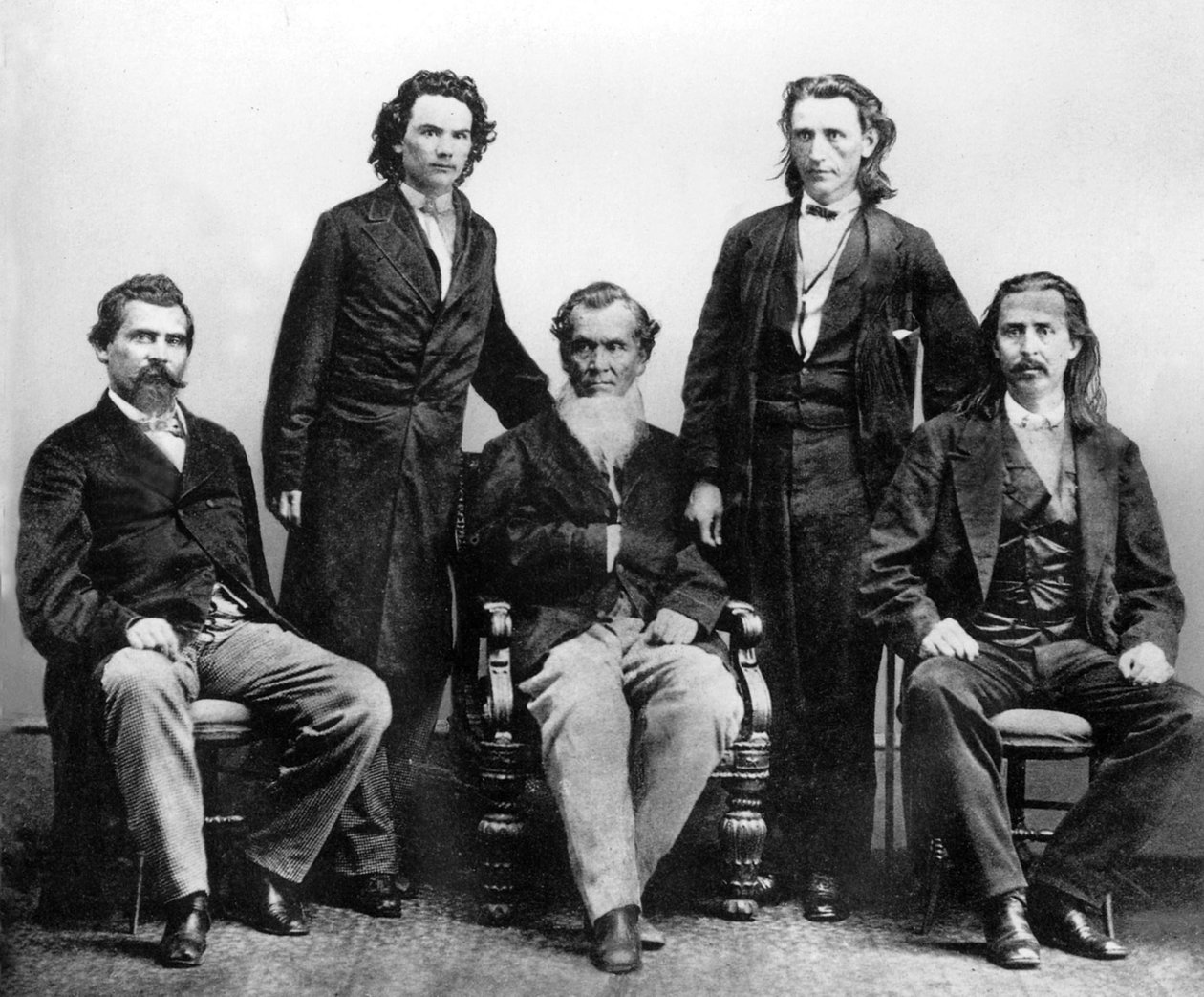 A cseroki indiánok Washingtonban 1866-ban, hogy szerződést tárgyaljanak az Egyesült Államokkal, amelyet július 19-én írnak alá John Rollin Ridge Saladin Watie Richard Fields ezredes, Elias C Boudinot ezredes, William P Adair alkotó: Unknown photographer