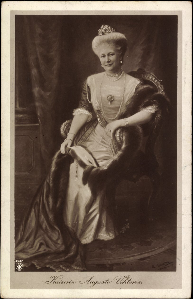 Auguste Viktória császárné koronában és szőrmében alkotó: Unknown photographer