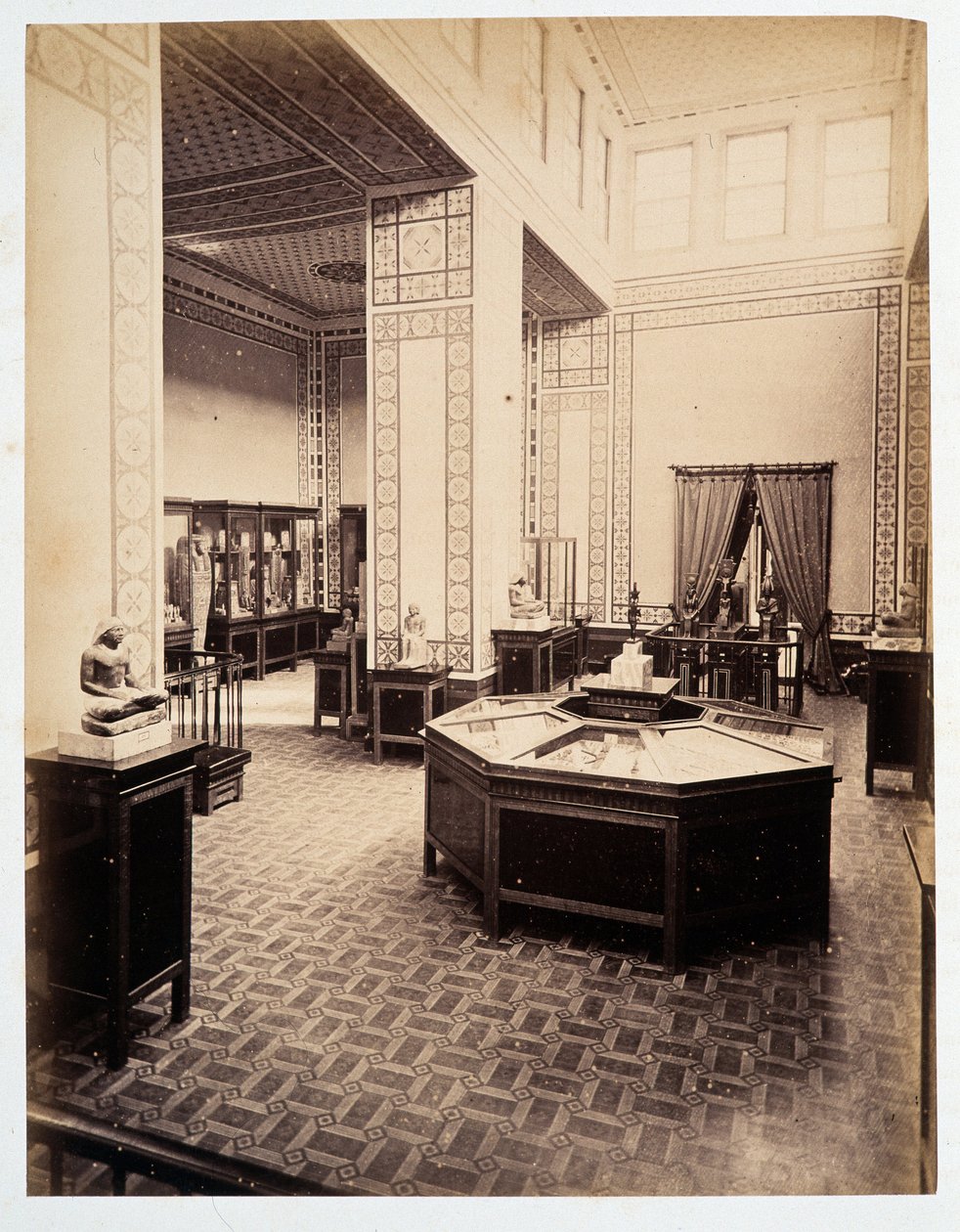 Kiállítóterem - in "" Kairói I. Múzeum fotóalbuma"" Auguste Mariette Bey alapította alkotó: Unknown photographer