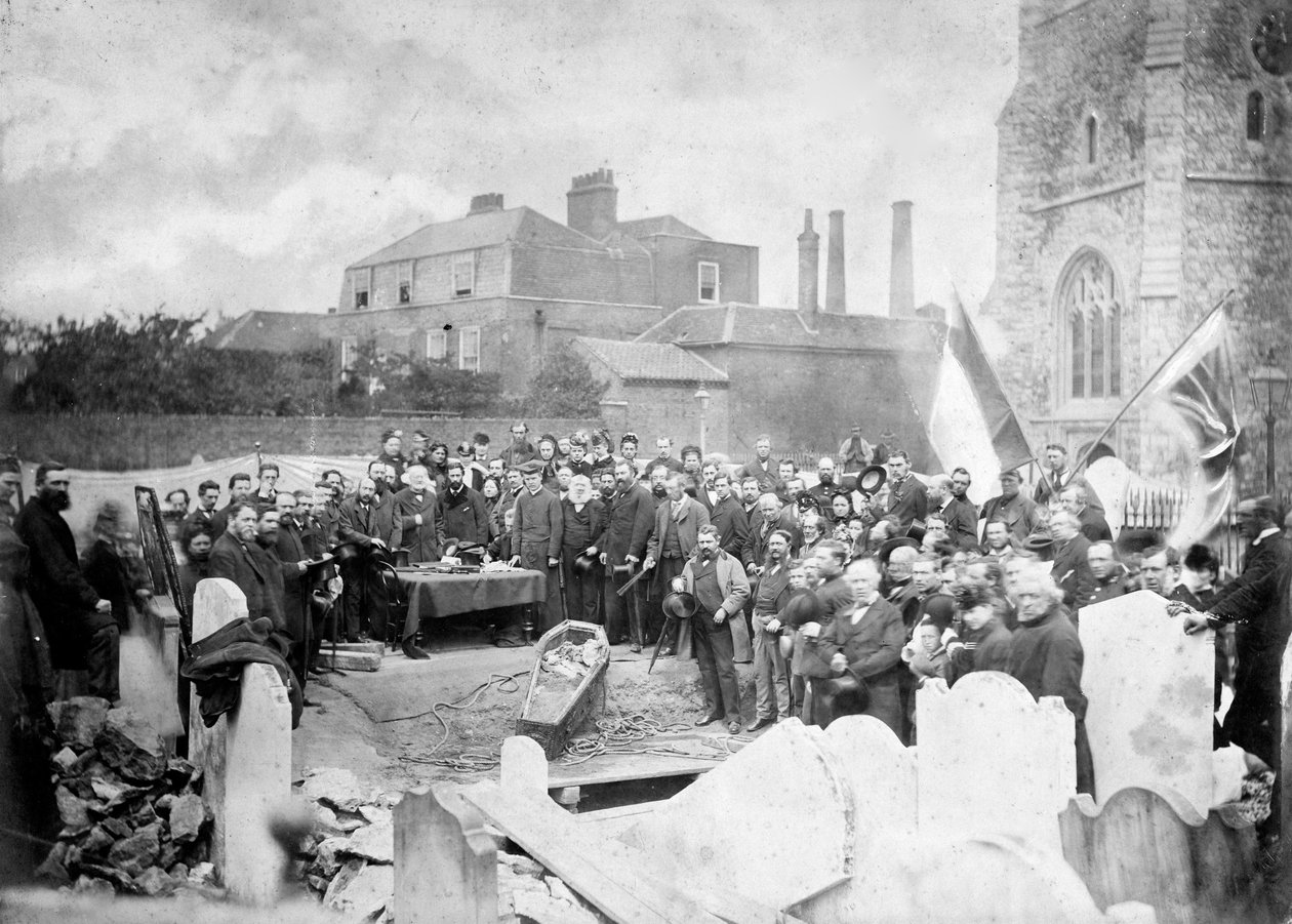 Ugo Foscolo holttestének exhumálása a chiswicki temetőben 1871-ben - Fratelli Caldesi fotóműhely - Ugo Foscolo holttestének exhumálása a chiswicki temetőben 1871-ben alkotó: Unknown photographer