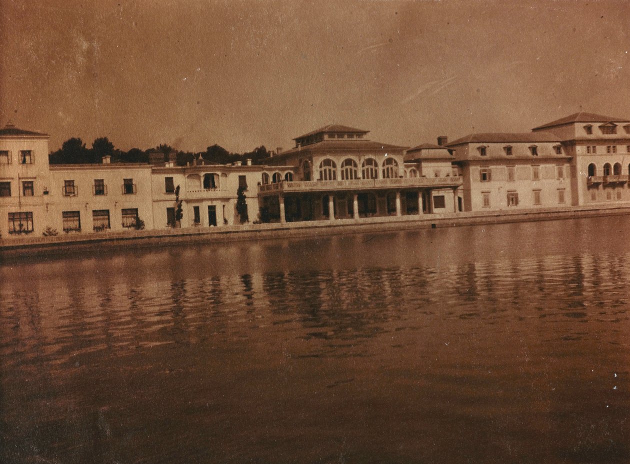 Néhány épület vízre néző homlokzata a Nagy-Brioni szigeten (Veliki Brijun), Brijuni-szigetek alkotó: Unknown photographer