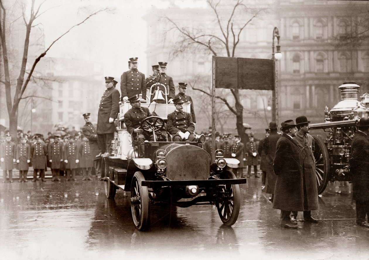 Új tűzoltószivattyúkkal és járművekkel felszerelt tűzoltóságok, New York 1913. Fényképezés. alkotó: Unknown photographer