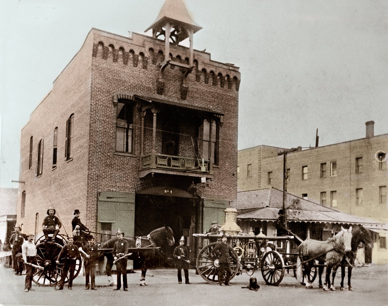 Tűzoltóság pózol a laktanya előtt, Los Angelesben. Kalifornia, USA. 1887. Fényképészet alkotó: Unknown photographer
