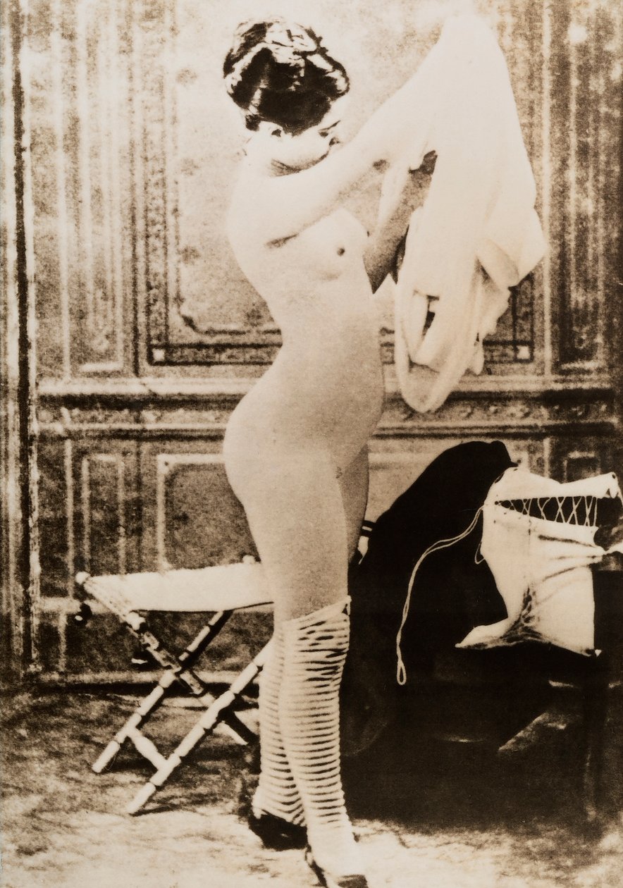 Teljes alakos akt portré egy fiatal nő öltözködéséről. alkotó: Unknown photographer