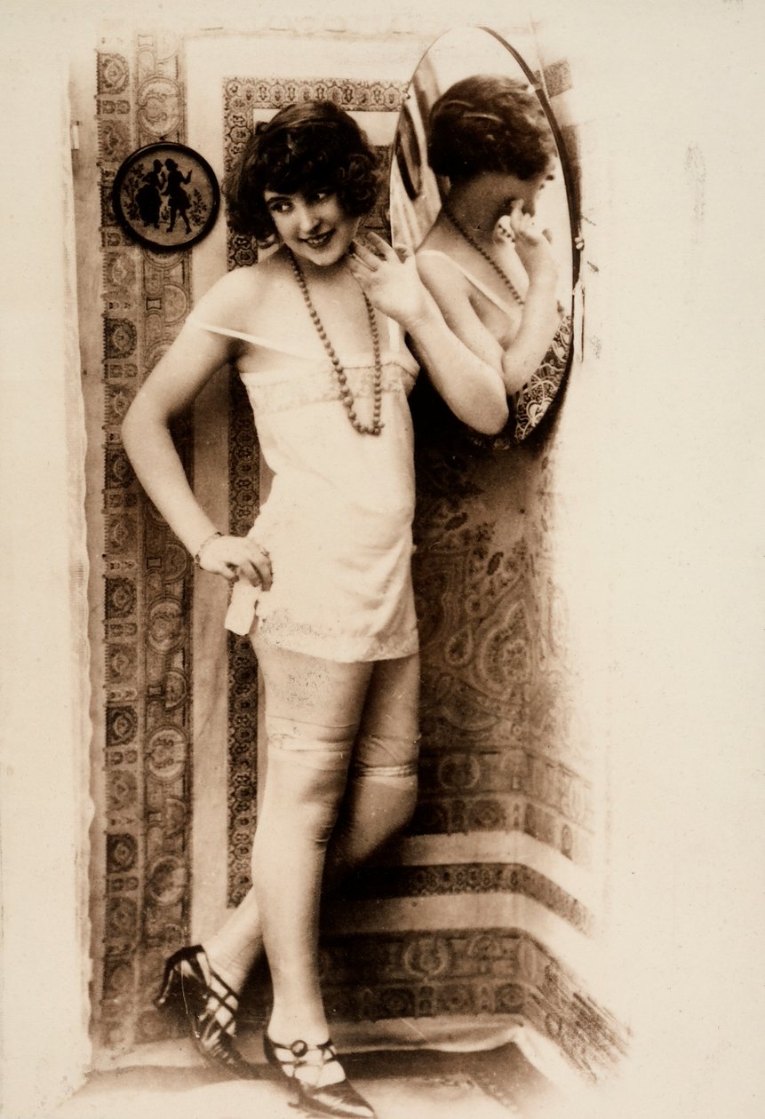 Egészalakos női portré intim ruházatban. alkotó: Unknown photographer