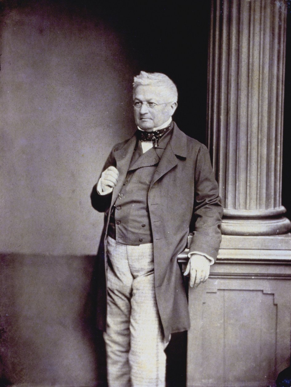 Adolphe Thiers francia politikus egész alakos portréja elegáns XIX. századi ruhában. alkotó: Unknown photographer