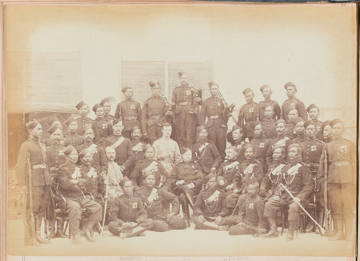 Ghurkha altisztek és a 4. gurkha (puskás) ezred puskái alkotó: Unknown photographer