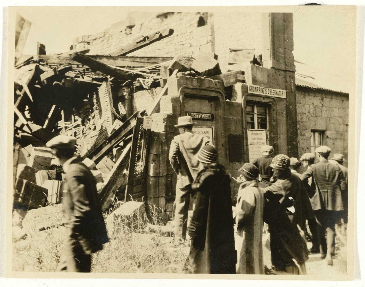 Amerikai turisták csoportja a Kronprinz Obszervatórium romjainál Montfauconban, Franciaországban alkotó: Unknown photographer
