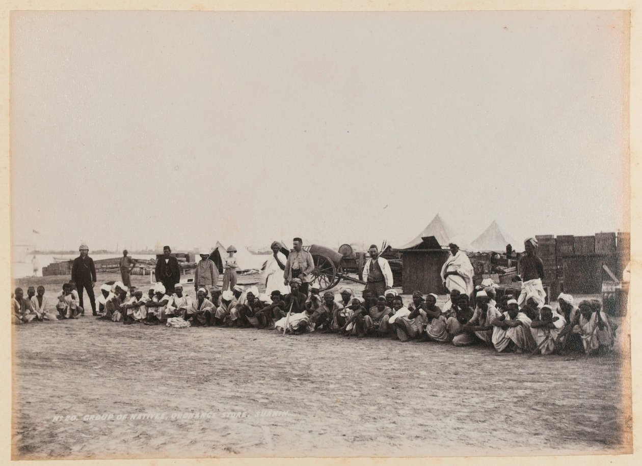 Bennszülöttek csoportja, Ordnance Store, Suakin, 1884 körül alkotó: Unknown