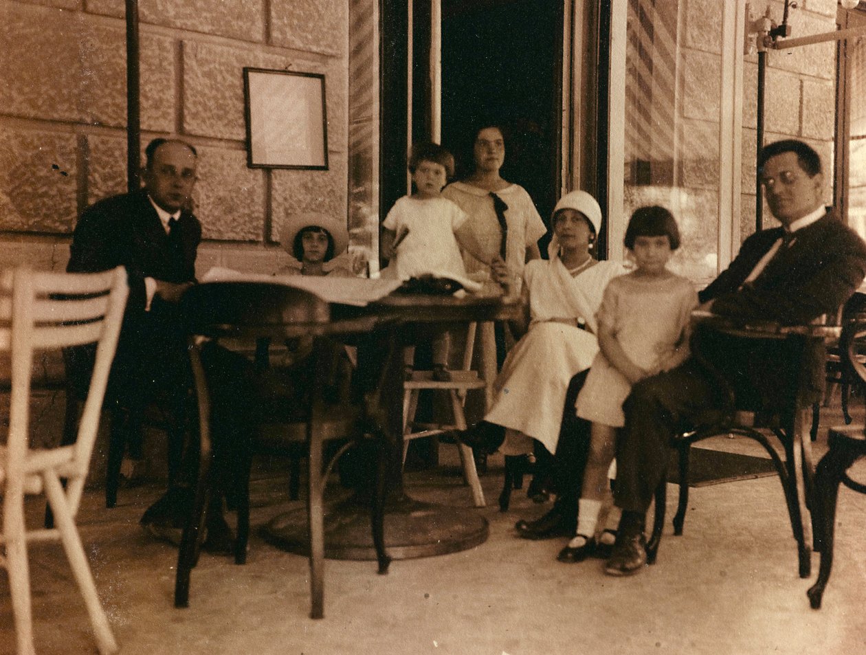 Emberek csoportja egy pulai kávézóban fényképezve alkotó: Unknown photographer