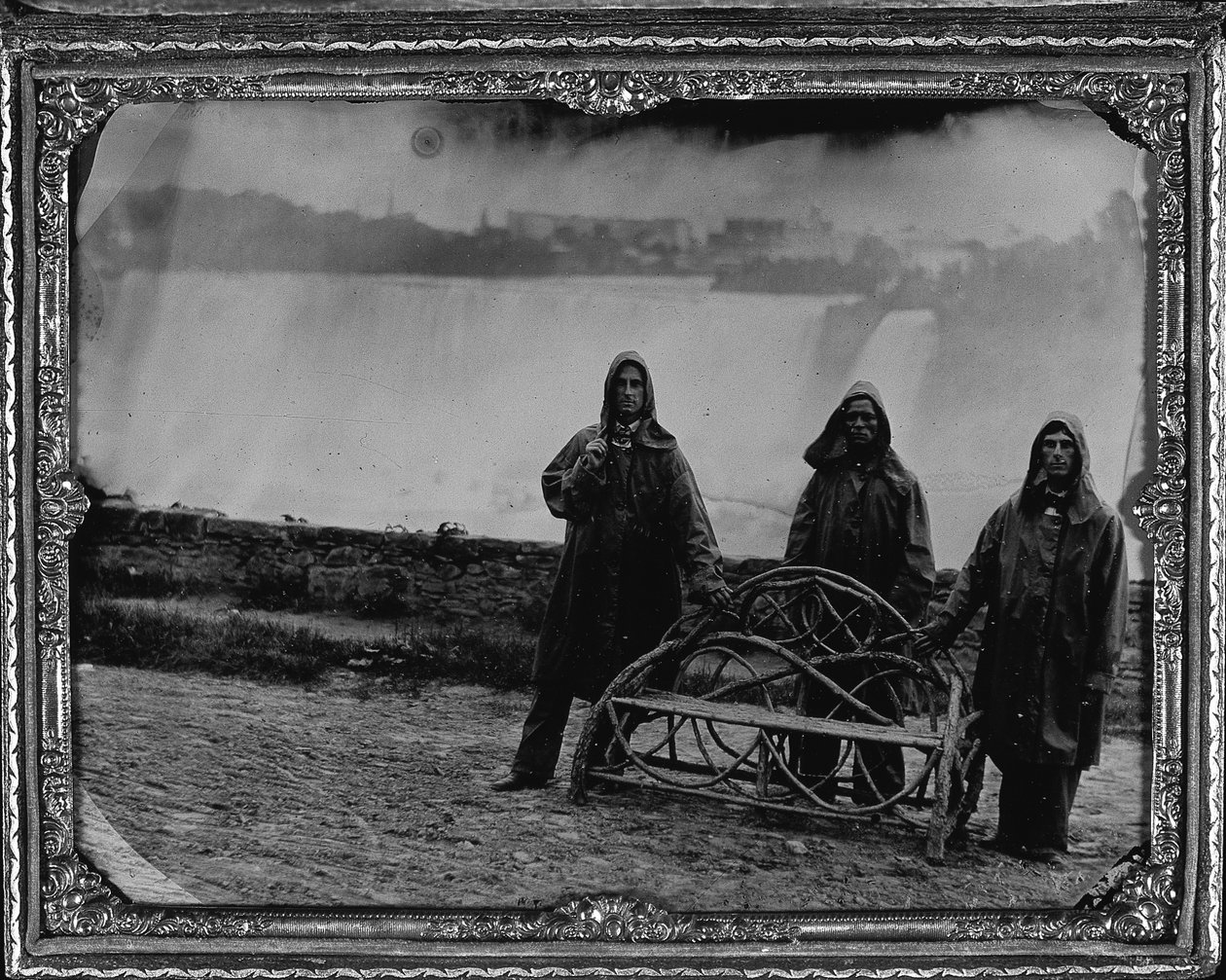 Csoportos portré a Niagara-vízesésnél, 1855 körül (egész tányéros ambrotye) alkotó: Unknown photographer