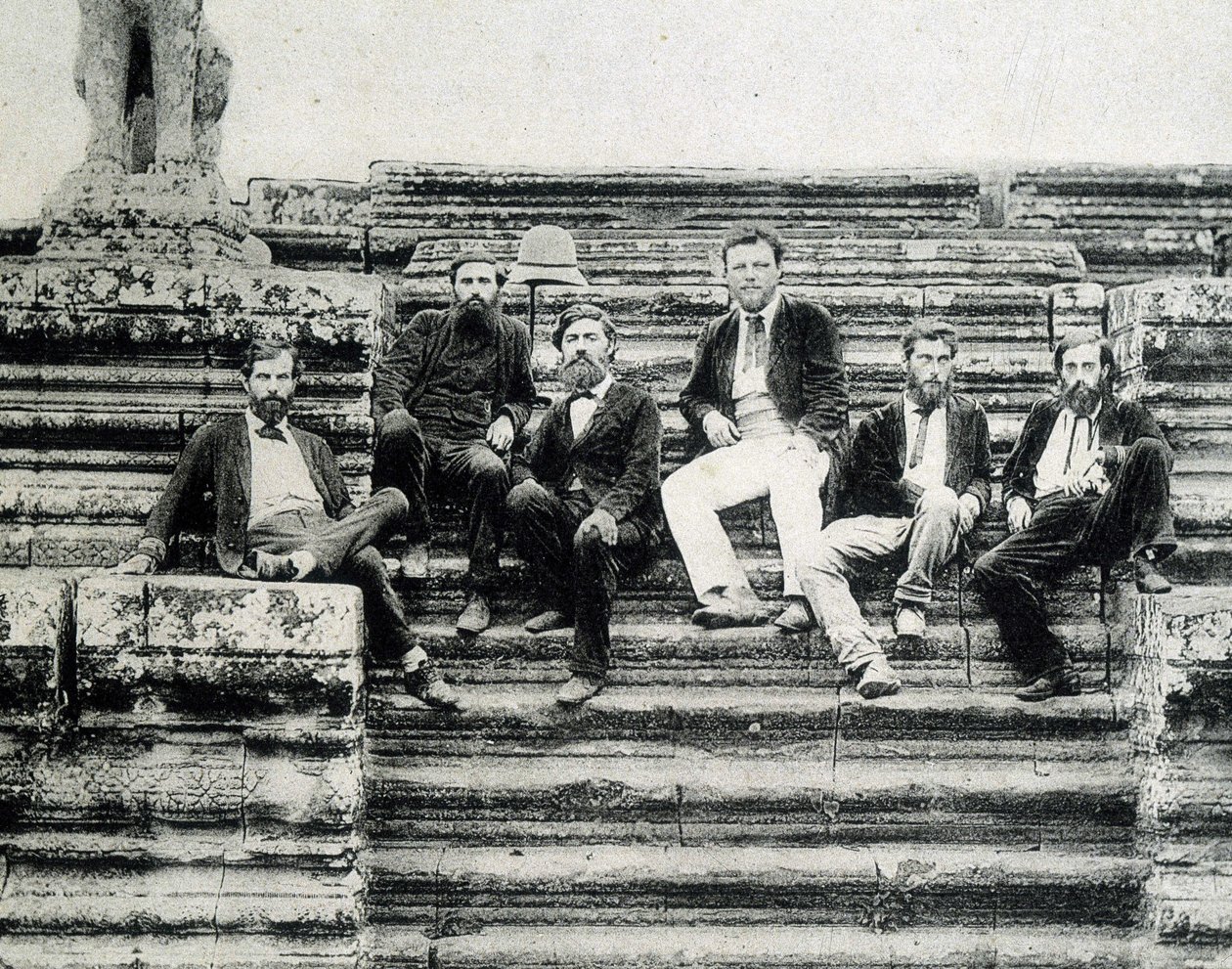 Csoportportré az 1866-1868-as Mekong Exploration Expedition (Garnier, Doudart de Lagrée) tagjairól az Angkor Vat lépcsőjén. alkotó: Unknown photographer