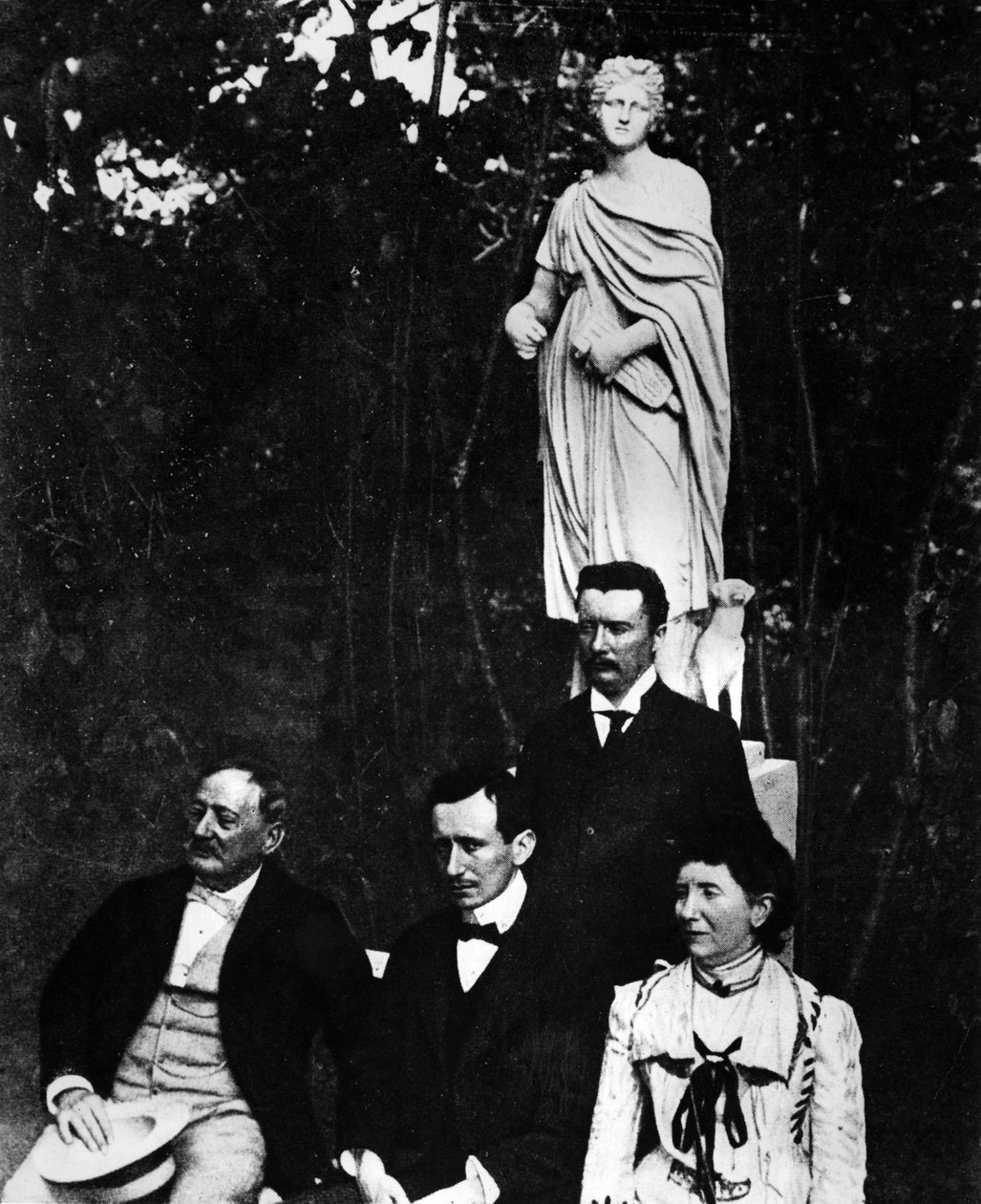 Guglielmo Marconi (1874-1937), olasz fizikus és feltaláló szüleivel és testvérével, Alfonsóval Pontecchióban 1897-ben. alkotó: Unknown photographer