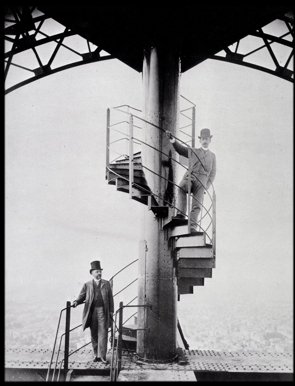 Gustave Eiffel és veje, Adolphe Salles a párizsi Eiffel-torony lépcsőjén alkotó: Unknown photographer