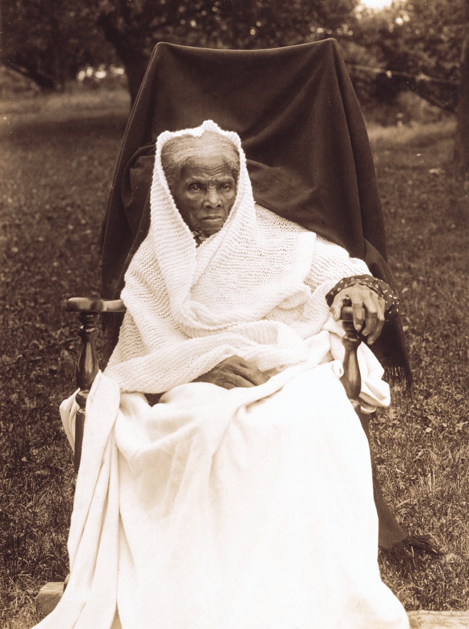 Harriet Tubman, egészalakos portré, széken ülve, arccal előre, valószínűleg a New York-i Auburn-i otthonában alkotó: Unknown photographer
