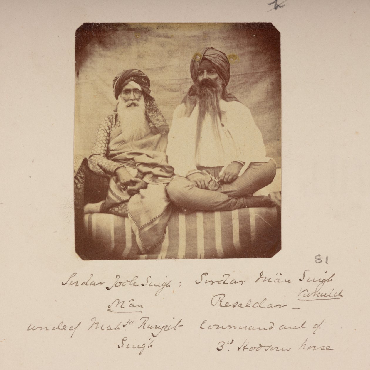 Ranjit Singh szülővárosának vezetői: nagybátyja, Jodh Singh Mann (balra) és Man Singh Vuraich, Gujranwala, 1860 körül (fekete-fehér fotó). alkotó: Unknown photographer