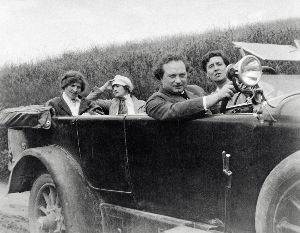 Helene Berg, Alma Mahler, Franz Werfel és Alban Berg autóban fotózva alkotó: Unknown photographer