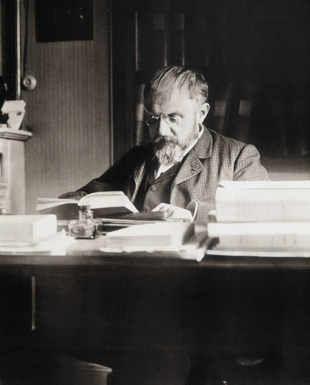 Henri Poincaré a munkaasztalánál - Bibl. az Ecole Polytechnique-től alkotó: Unknown photographer