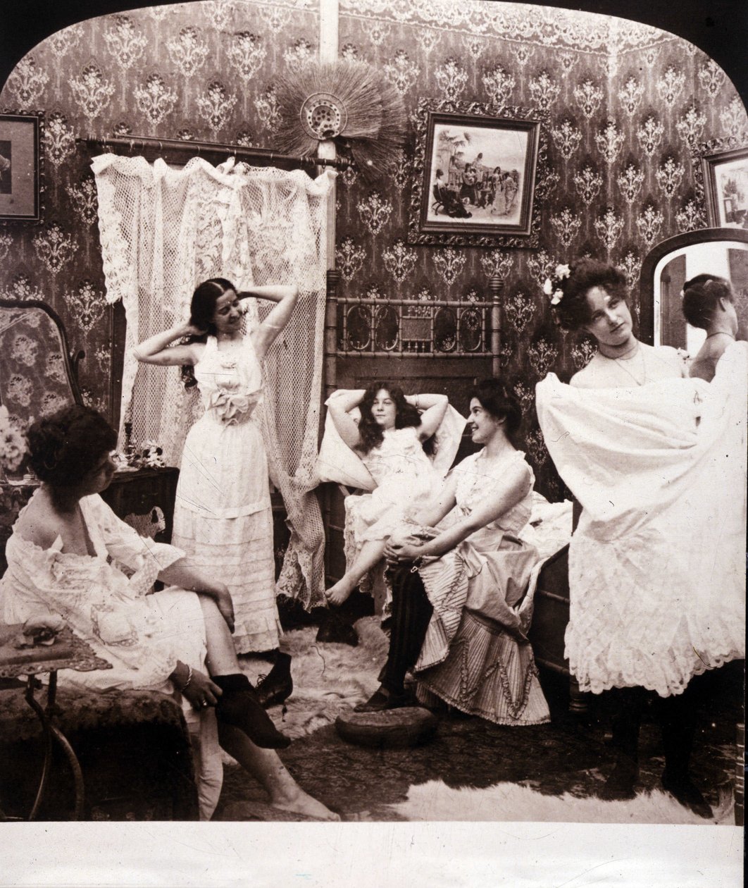 Bordély belseje a 19. század végén. alkotó: Unknown photographer