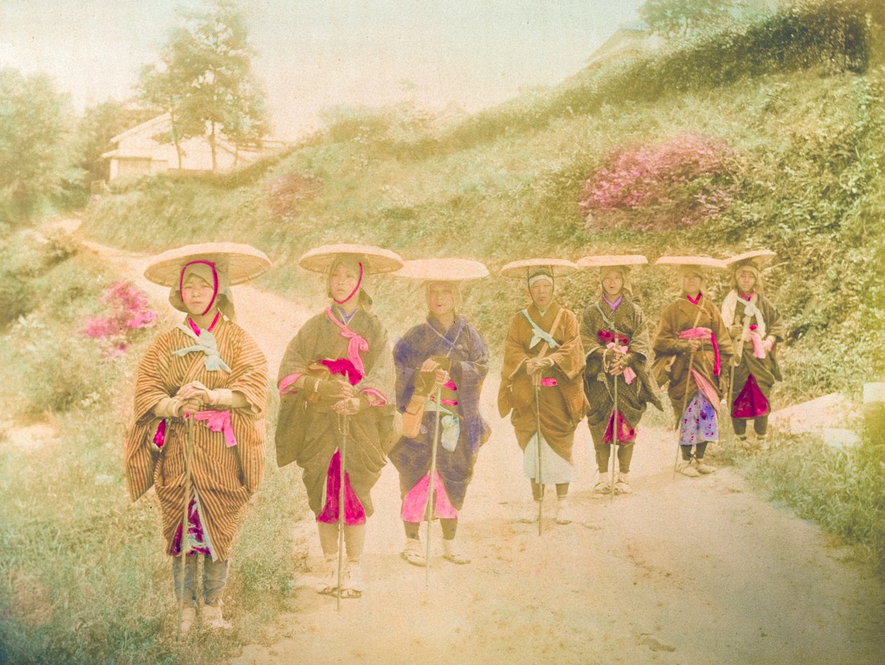 Japán nők. Hét japán nő áll sorban egy vidéki úton. Japán, 1910 körül. alkotó: Unknown photographer