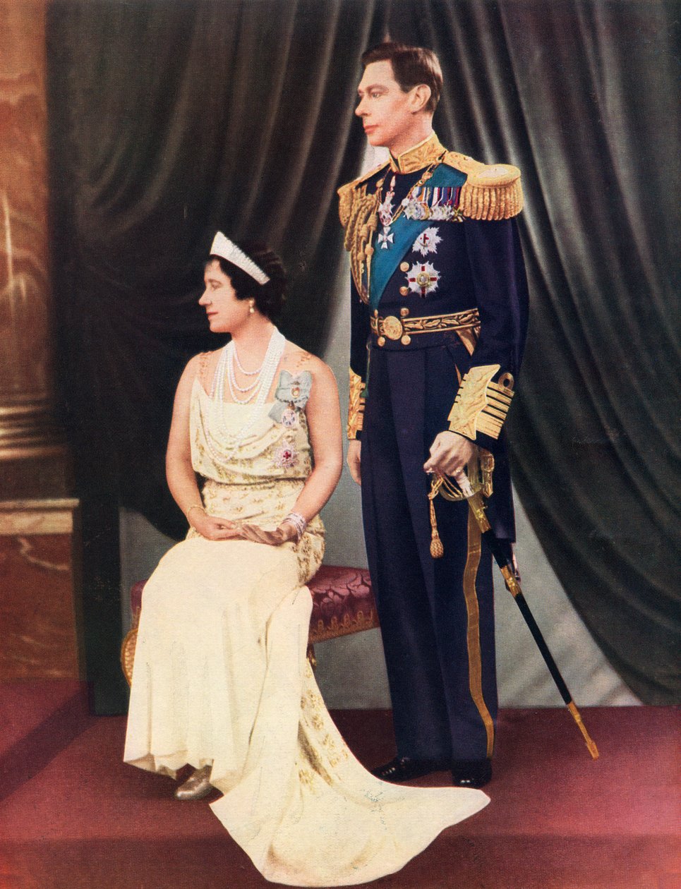 VI. György király és Erzsébet királynő. VI. György, Albert Frederick Arthur George 1895-1952. Az Egyesült Királyság és a Brit Nemzetközösség domíniumainak királya. Elizabeth Angela Marguerite Bowes-Lyon, angolul: Elizabeth Angela Marguerite Bowes-Lyon. alkotó: Unknown photographer