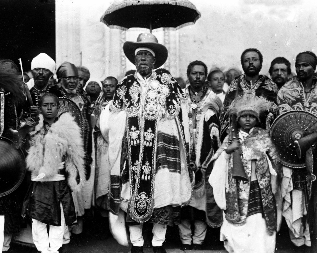 II. Menelik király (1844-1913) udvarától körülvéve. Etiópia. alkotó: Unknown photographer