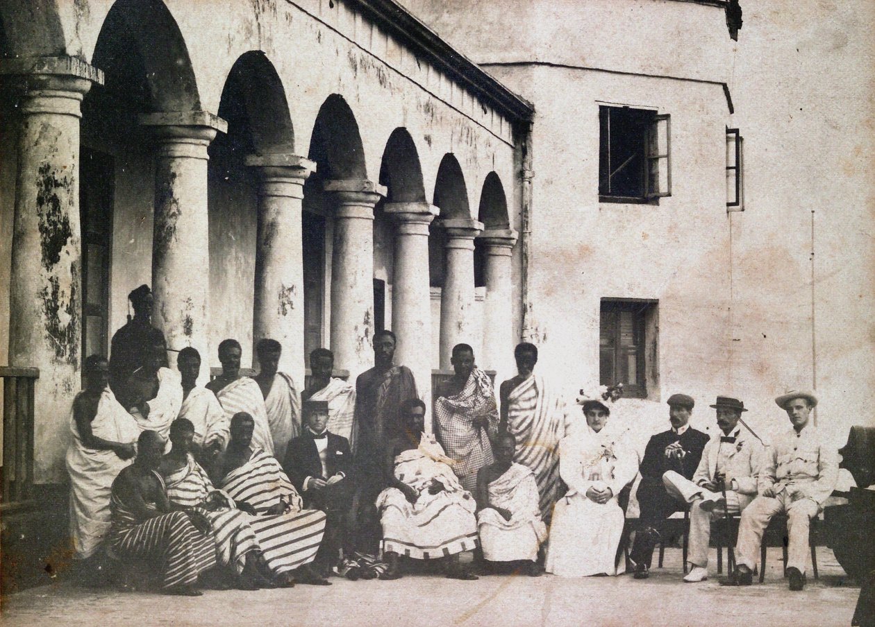 Prempeh király és udvar Dr de Groot-tal és Mrs de Groot-tal a Gold Coast-i kastélyban alkotó: Unknown photographer