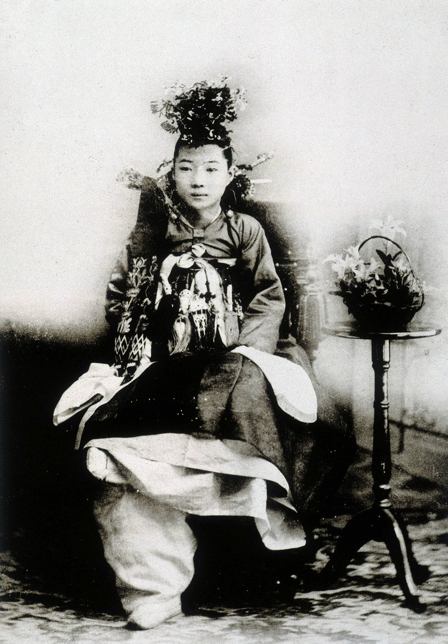 Koreai nő hagyományos esküvői ruhában alkotó: Unknown photographer