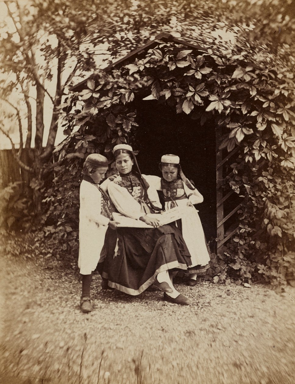 "La Foret Noire - etudes , impressions  voyages sur les bords du Rhin ": Egy nő portréja két gyermekkel, fekete-erdei népviseletben. alkotó: Unknown photographer