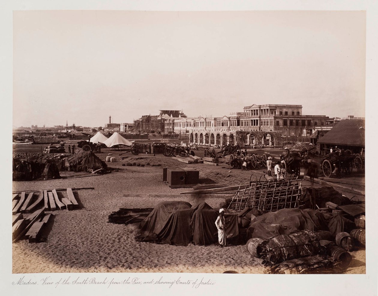 Madras Kilátás a South Beachre a mólóról és a Bíróságok bemutatásával, 1885 körül (szépia fotó) alkotó: Unknown photographer