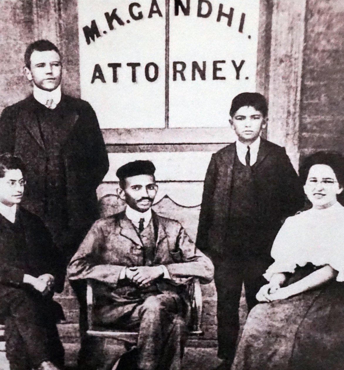 Mahatma Gandhi négy munkatársával ül ügyvédi irodája előtt Johannesburgban, Dél-Afrikában, Dél-Afrikában. alkotó: Unknown photographer