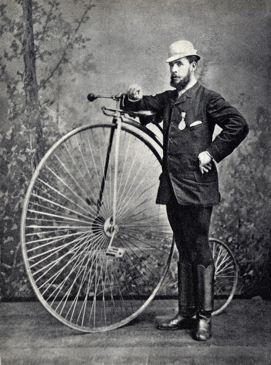 Ember pózol a nagy bi-vel (grand bi), a velocipéd ősével. Fényképészet, 19. század vége, Párizs. Coll. Selva. alkotó: Unknown photographer