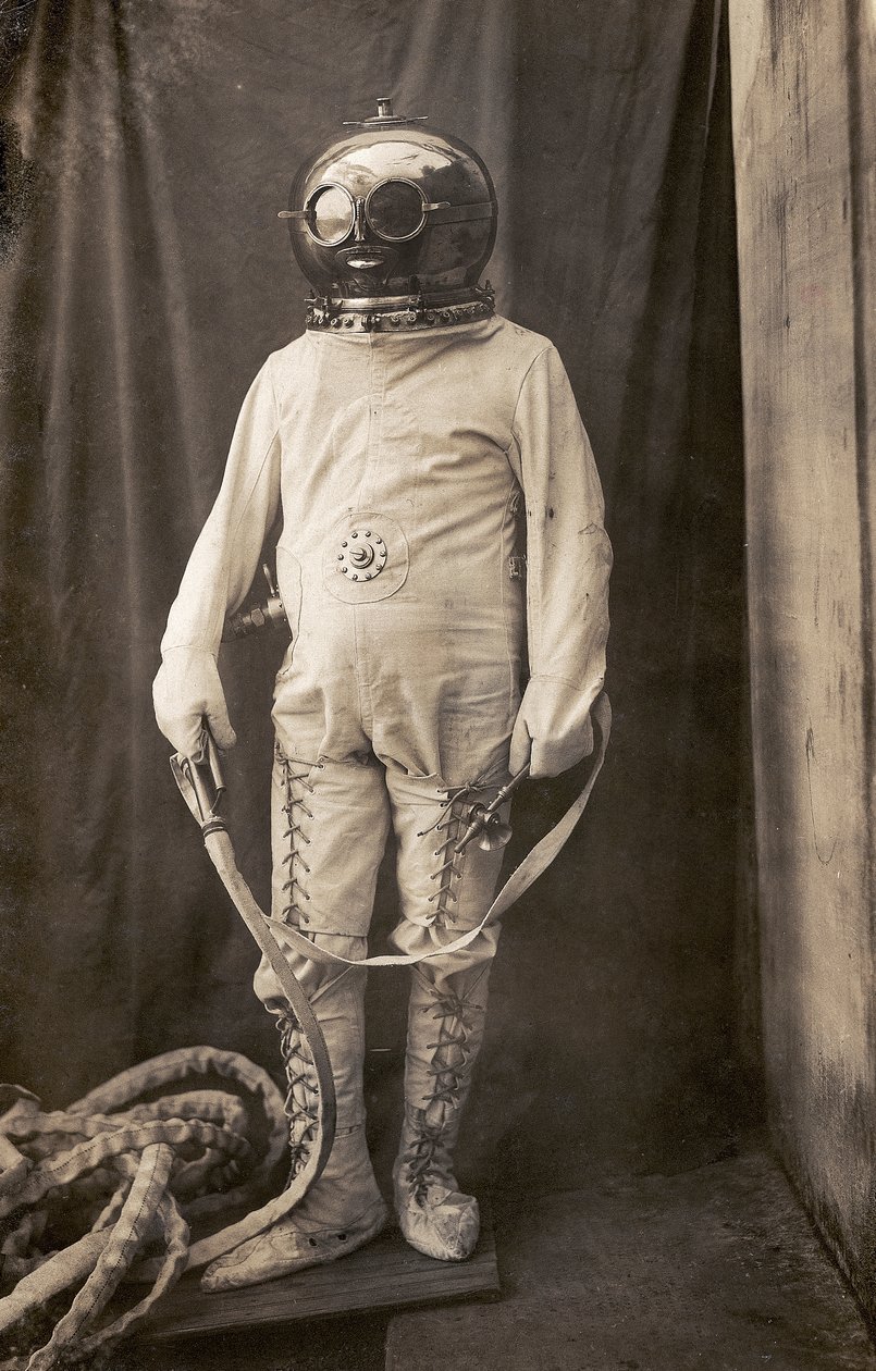 Férfi búvárruhában, hogy megvédje a tűztől alkotó: Unknown photographer