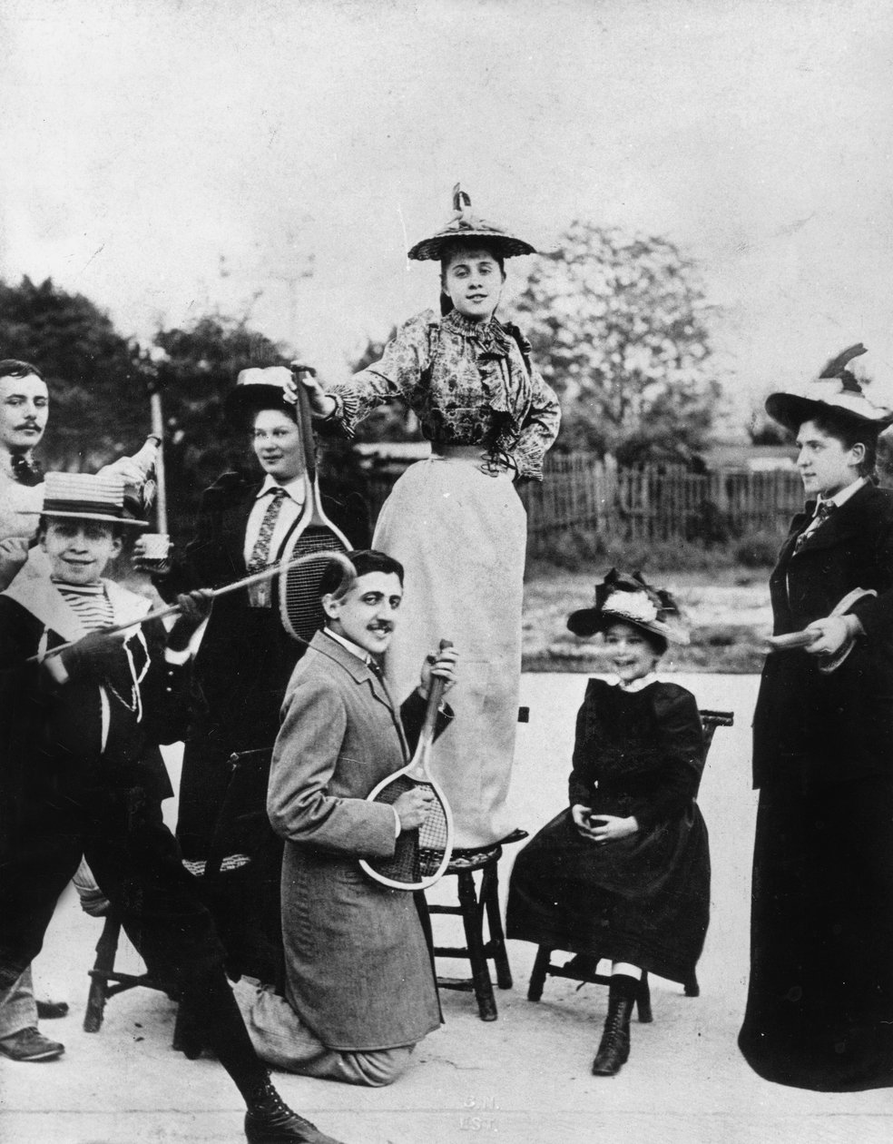 Marcel Proust (1871-1922) teniszütővel térdel a széken álló Jeanne Ponquet előtt Neuilly-ben (Franciaország) 1892 alkotó: Unknown photographer