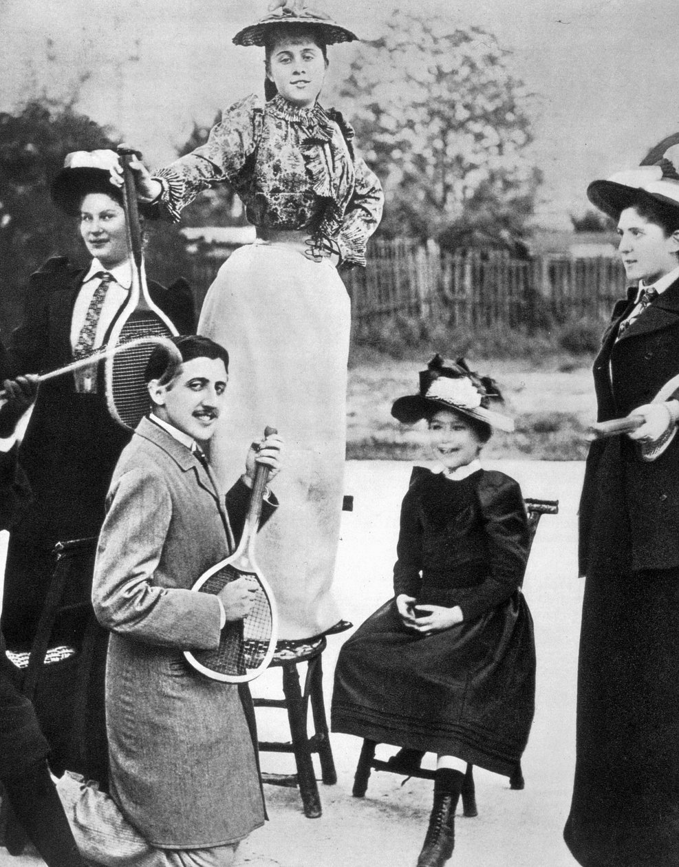 Marcel Proust, egy csapat fiatal nő között, teniszütőn gitározva a párizsi Bineau Boulevardon alkotó: Unknown photographer