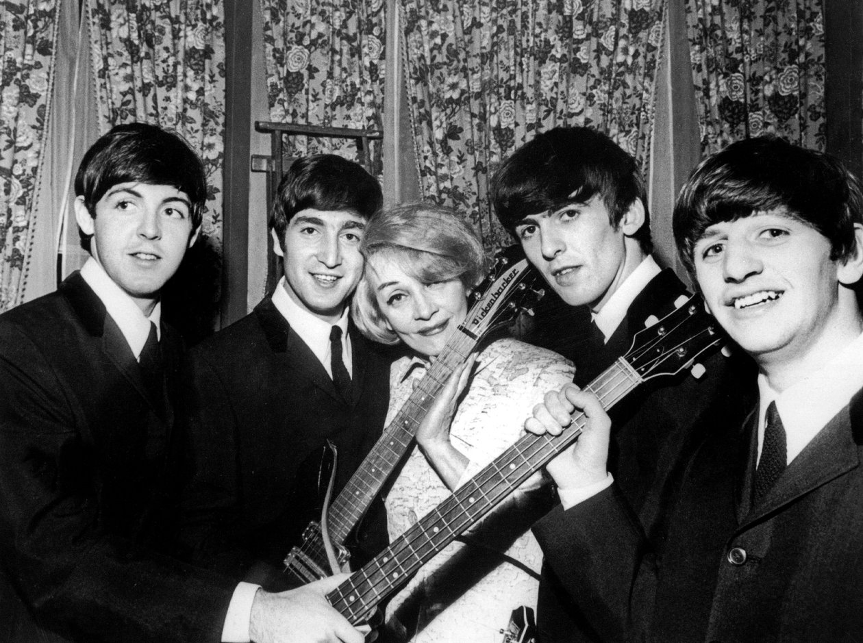 Marlene Dietrich a Beatles zenekarral Paul McCartney John Lennon George Harrison és Ringo Starr 1963 novembere alkotó: Unknown photographer