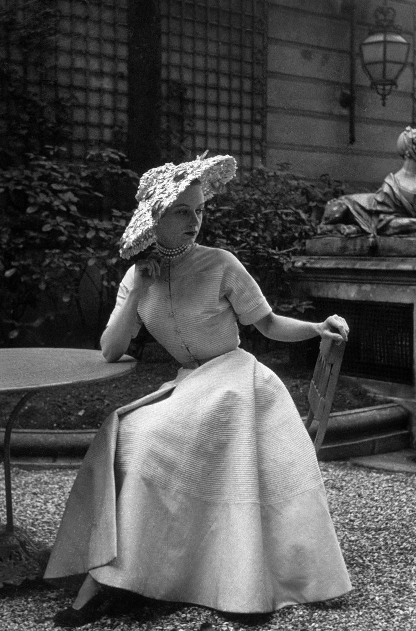 Mode Dior en 1948: Christian Dior "New Look" köntöse (fotó) alkotó: Unknown photographer