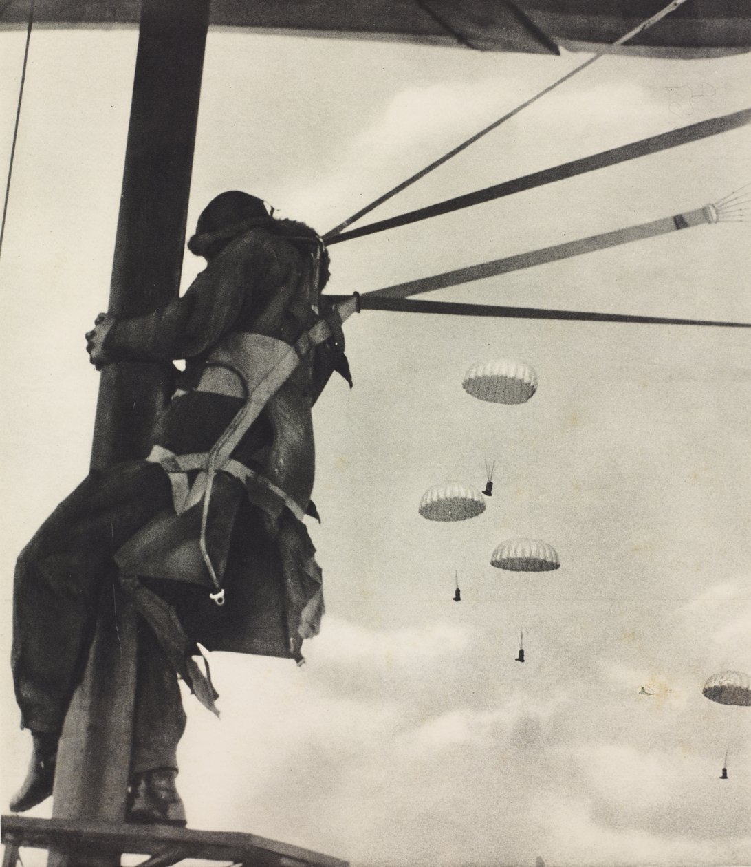 Pillanattal a leejtés előtt, a RAF pilóta ejtőernyővel készen áll a repülőgép elhagyására, fénykép az Illustrated London Newstól, június 29. alkotó: Unknown photographer