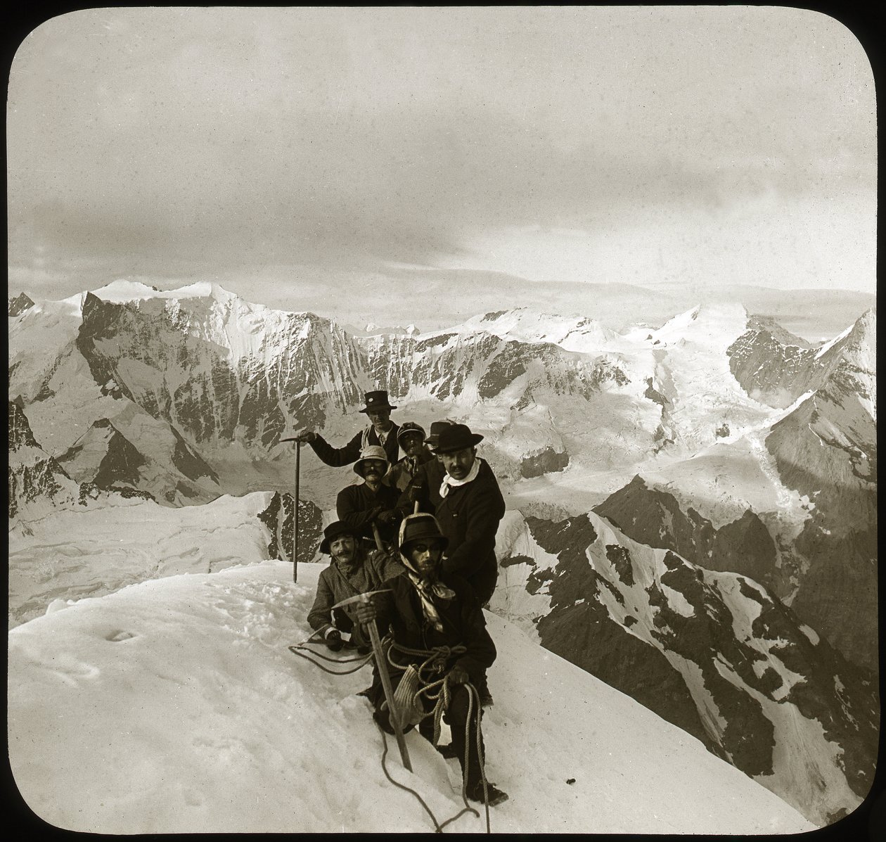 Hegymászás a 19. század végén vagy a 20. század elején: hegymászók csoportja a Wetterhorn csúcsán (szó szerint „Időszarv”, 3692 m), a Wetterhorner-hegység csúcsa, Berni-Alpok, Bern kanton, Svájc - hegymászás, cordee - photog alkotó: Unknown photographer