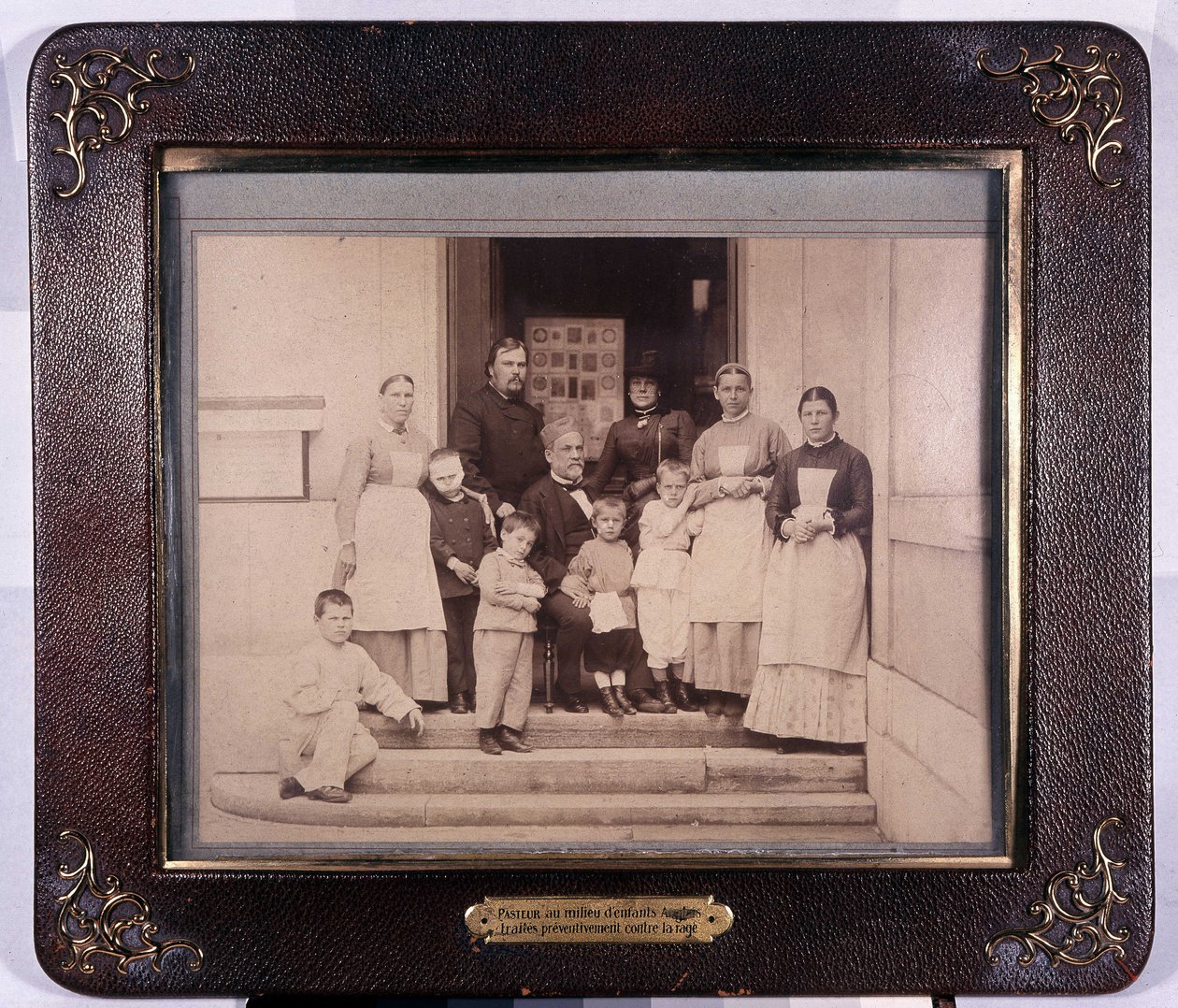 Pásztor az angol gyerekek között, akiket veszettség megelőzéseként kezeltek. Pastor Múzeum. alkotó: Unknown photographer