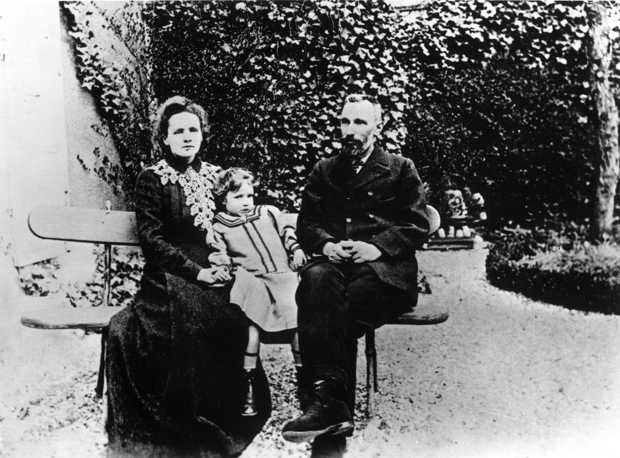 Pierre (1859-1906) és Marie Curie (1867-1934) egy padon ül a kertben. alkotó: Unknown photographer
