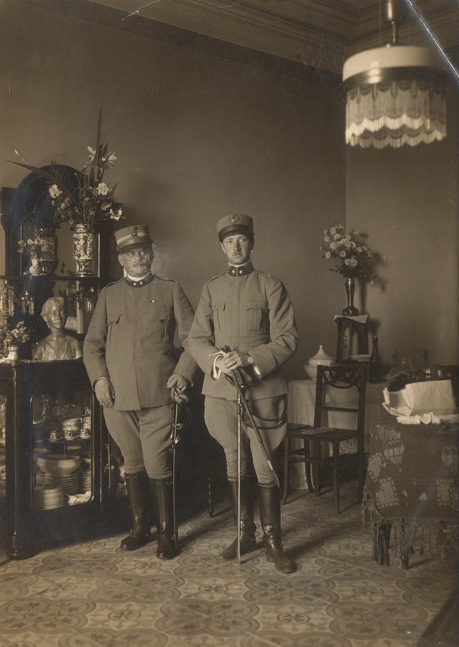 Bruno de Pererelli egyenruhás portréja egy katona társaságában fényképezve alkotó: Unknown photographer