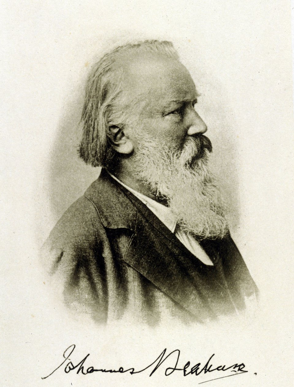 Johannes Brahms (1833 - 1897) német zeneszerző portréja egy dedikált fényképen. alkotó: Unknown photographer