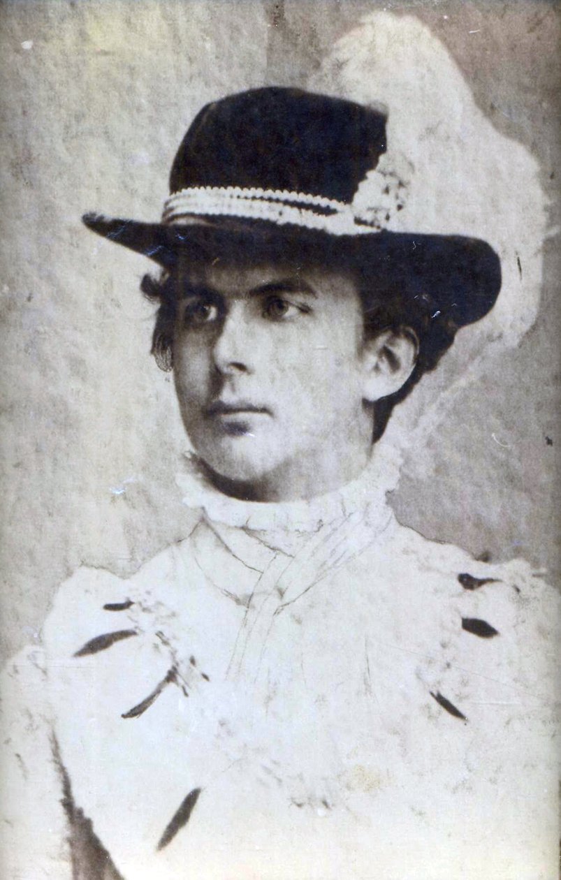 II. Bajor Ludwig (1845-1886) portréja kalappal, Anonymous . fotós. Állami kastélyok, kertek és tavak bajor igazgatása alkotó: Unknown photographer