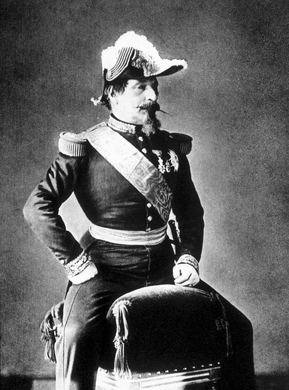Portré III. Napóleonról, aki kalifourchonban ül egy zsámolyon. alkotó: Unknown photographer