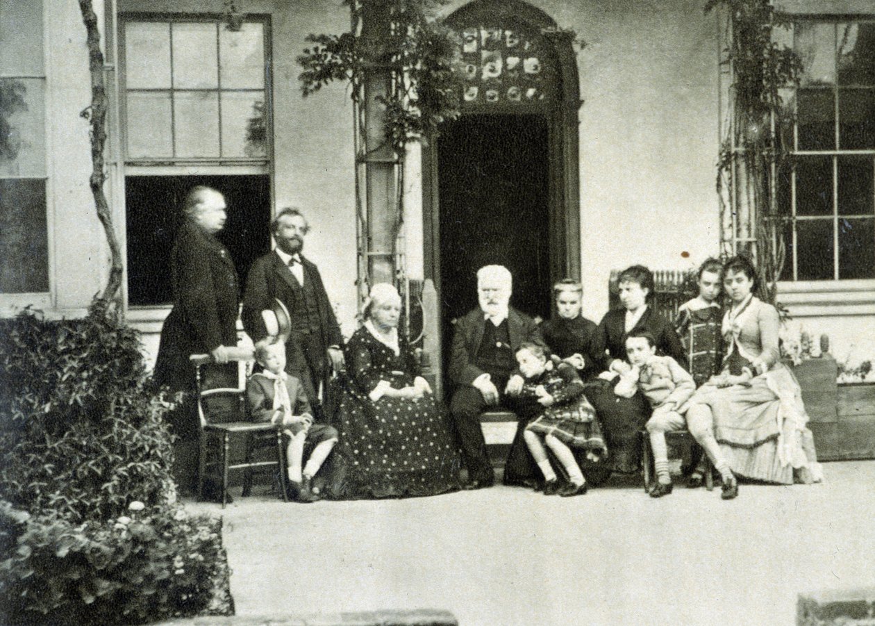 Victor Hugo portréja a guernsey-i száműzetésben 1866-ban Juliette Drouet-vel a jobbján. alkotó: Unknown photographer