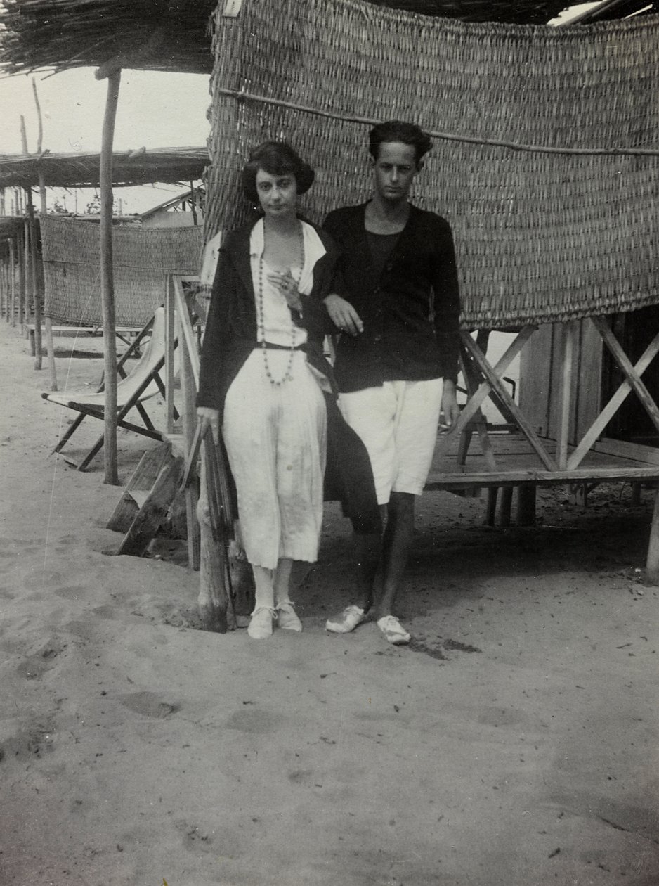 Egy pár portréja a tengerparton, Versilia alkotó: Unknown photographer