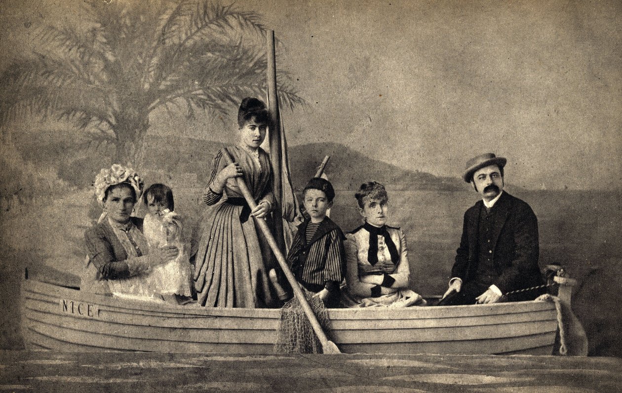 Portré egy családról egy fotóssal, egy csónakban. Fényképészet, 19. század vége, Párizs. Coll. Selva. alkotó: Unknown photographer