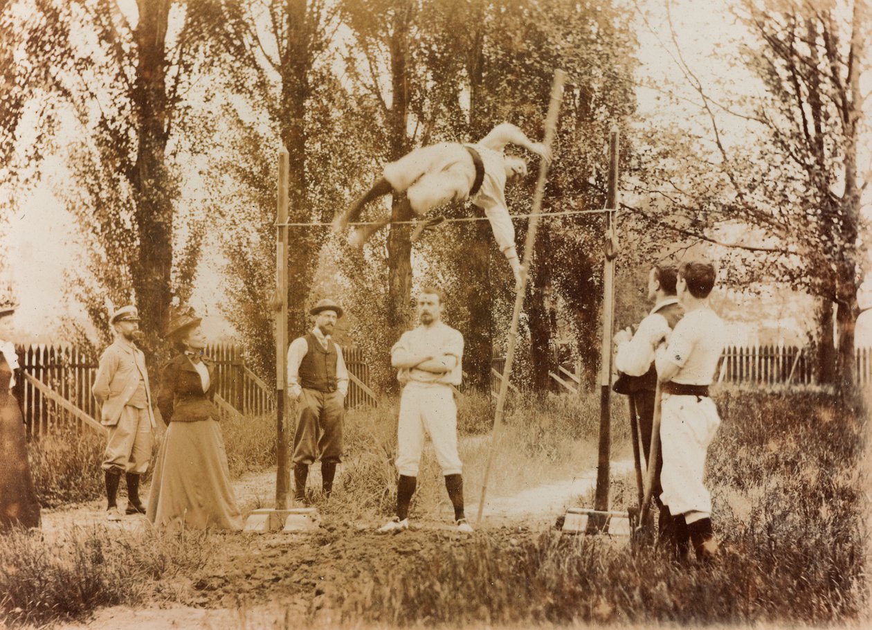 Egy férfi portréja, aki rúdugrásban edz néhány néző előtt alkotó: Unknown photographer