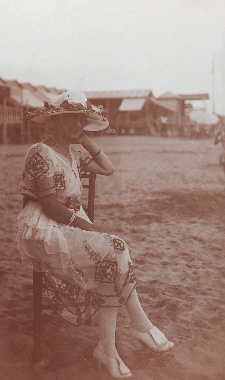 Női portré a tengerparton Viareggioban alkotó: Unknown photographer